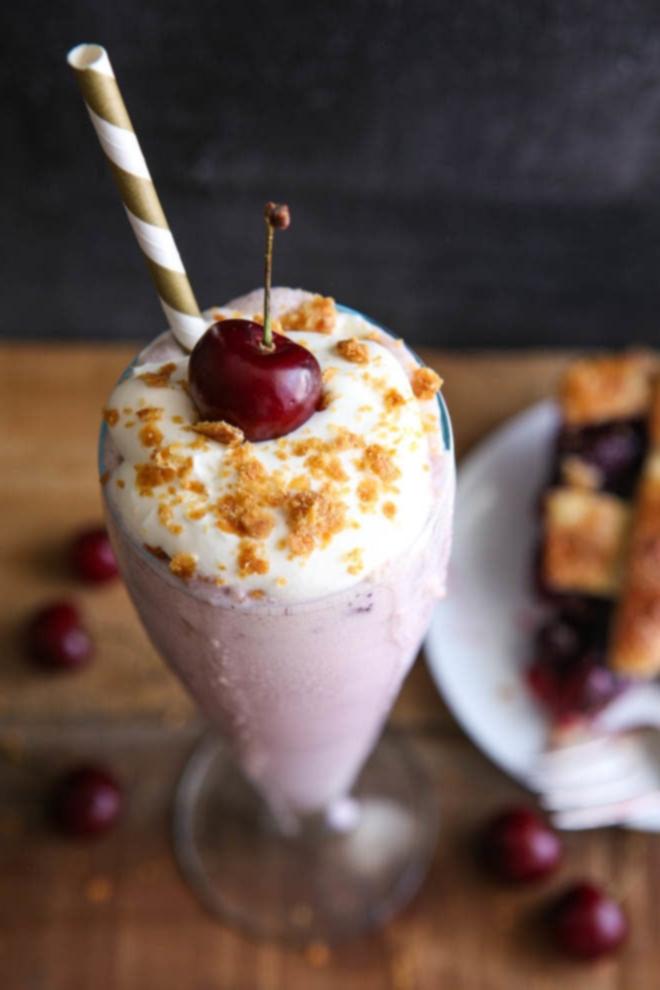 Αυτό το milkshake με τάρτα έχει ένα κομμάτι τάρτας αναμεμειγμένο μέσα!