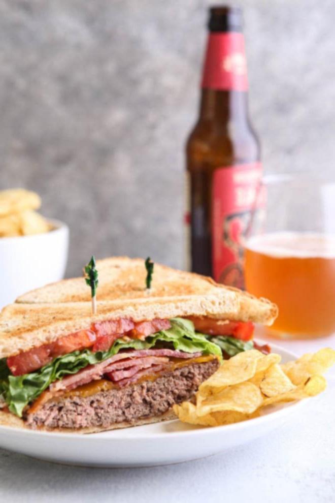 Cheeseburger που συναντά το BLT σε αυτό το διασκεδαστικό καλοκαιρινό πάντρεμα γεύσεων