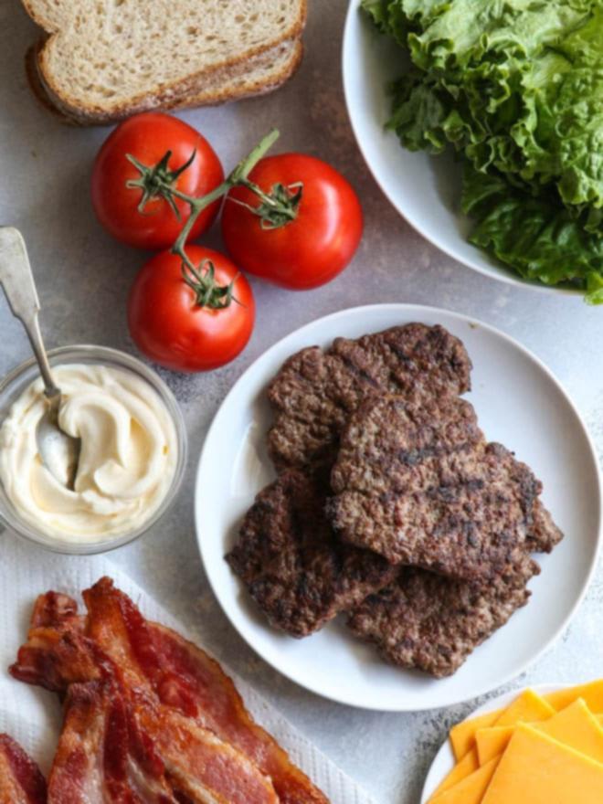 Όλα τα υλικά για τα Cheeseburger BLT