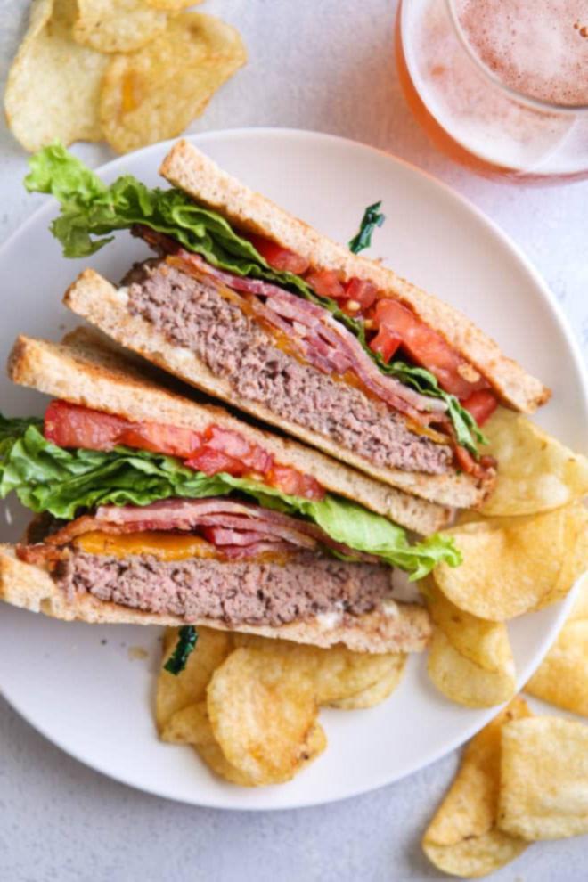 Τα BLT Cheeseburgers συνδυάζουν δύο αγαπημένες γεύσεις σε μία!