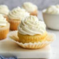 Ένα γευστικό cupcake βανίλιας με γλάσο