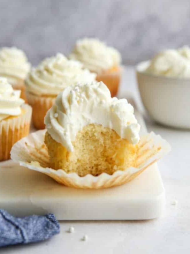 Μια κοντινή φωτογραφία από έξι τέλεια cupcakes βανίλιας με γλάσο