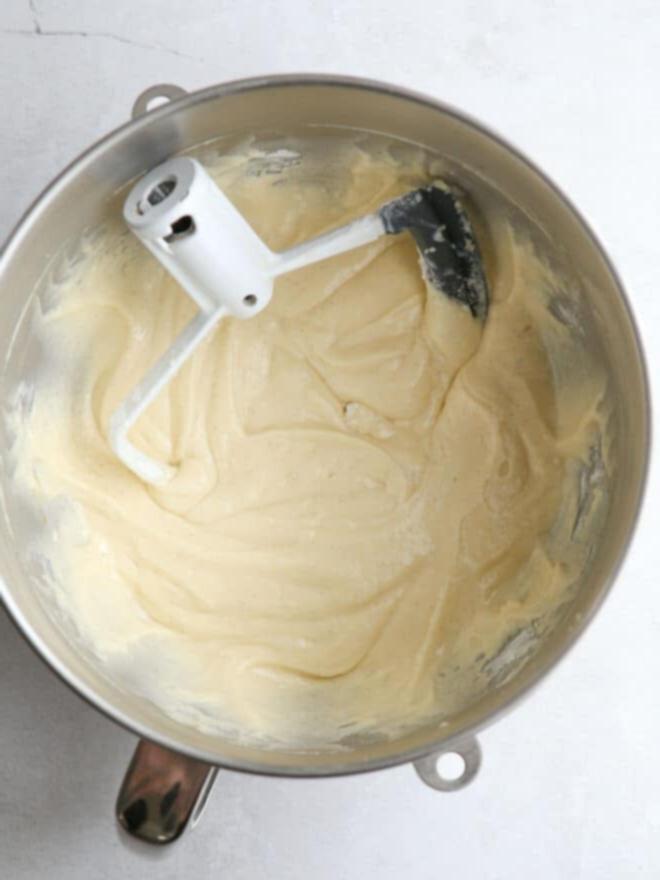 Ένα όμορφα διακοσμημένο cupcake βανίλιας με κρεμώδες γλάσο