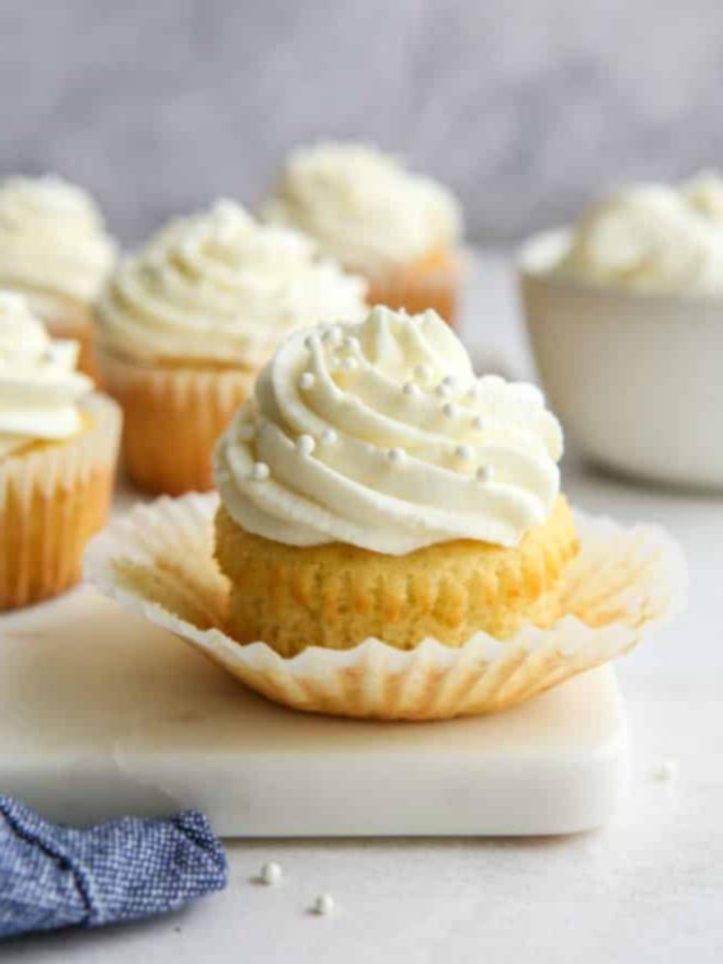 Στοίβα από τέλεια cupcakes βανίλιας με γλάσο