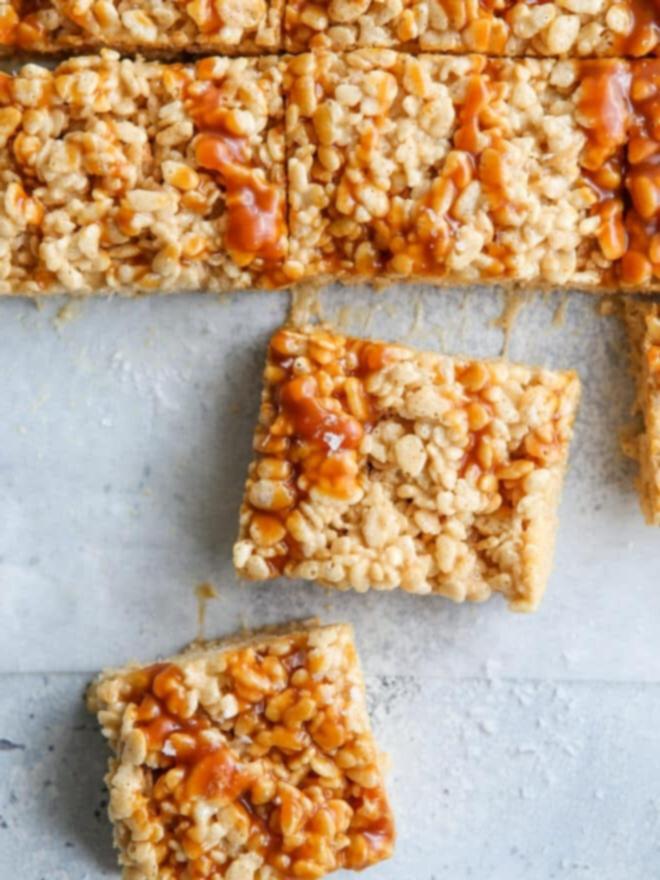Κοντινή όψη τετράγωνων μπαρών Rice Krispies με καφέ βούτυρο και αλατισμένη καραμέλα