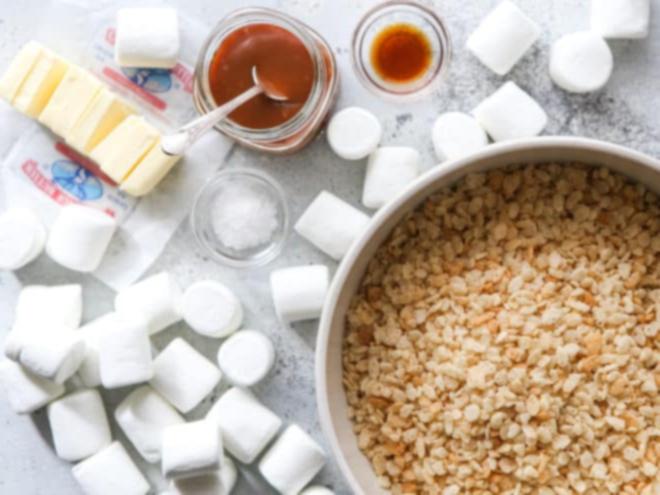 Συστατικά για μπάρες Rice Krispies με καφέ βούτυρο και αλατισμένη καραμέλα