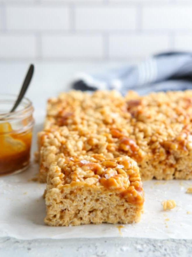 Πλάγια όψη μπαρών Rice Krispies με καφέ βούτυρο και αλατισμένη καραμέλα