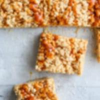Κοντινή όψη τετράγωνων μπαρών Rice Krispies με καφέ βούτυρο και αλατισμένη καραμέλα