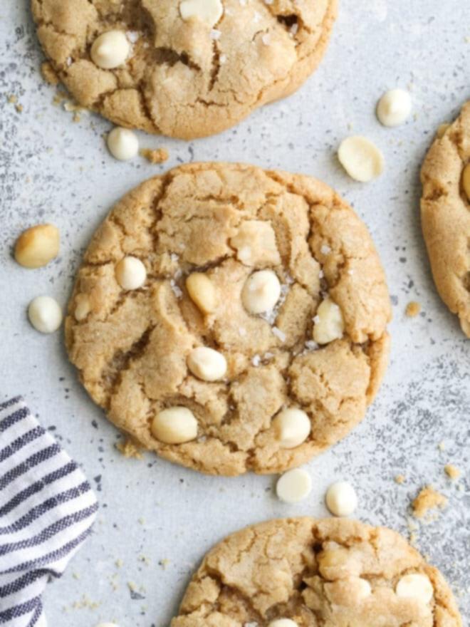 Οι 10 καλύτερες συνταγές του 2022 2 closeup of white chocolate macadamia nut cookies
