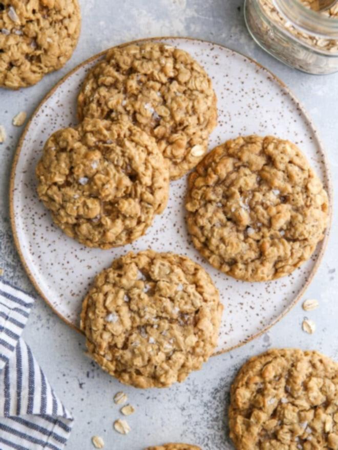 Οι 10 καλύτερες συνταγές του 2022 5 closeup of oatmeal cookies on a plate