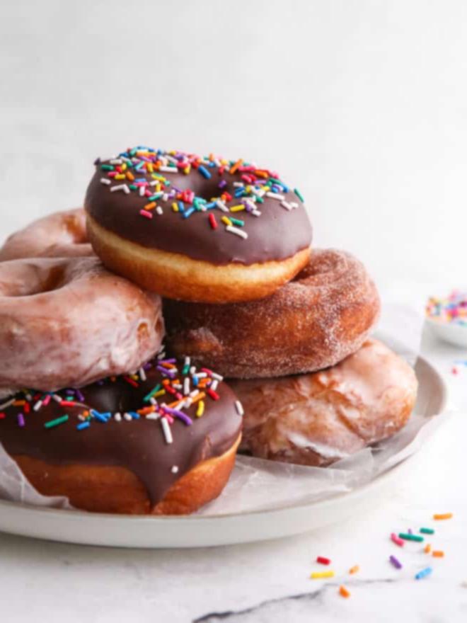Οι 10 καλύτερες συνταγές του 2022 8 yeast-raised doughnuts stacked on a plate