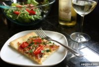 Πίτσα με καραμελωμένα κρεμμύδια, μπέικον, ντοματίνια και φοντίνα