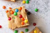 Μπάρες Μπισκότου με Φυστικοβούτυρο και M&M