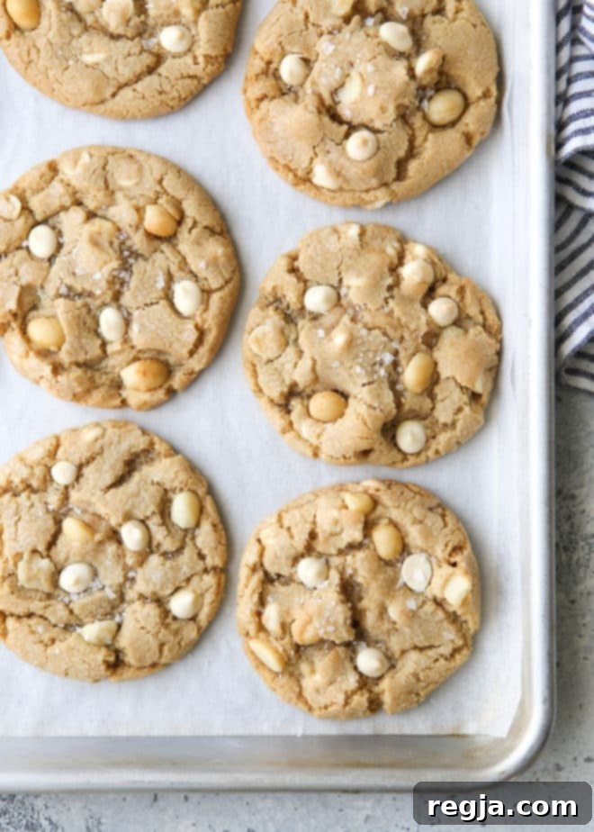 Ψημένα cookies λευκής σοκολάτας με macadamia σε ταψί