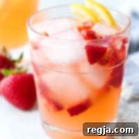 Εύκολη λεμονάδα φράουλας σε ποτήρι, έτοιμη για σερβίρισμα.