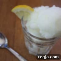 Ένα μπολ με δροσερό Limoncello Sorbet, με έντονο κίτρινο χρώμα, έτοιμο για σερβίρισμα.
