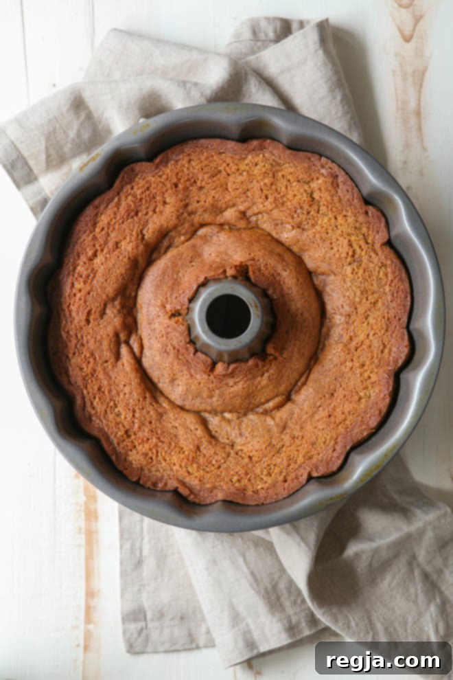 Καραμελένια Bundt Cake φρεσκοψημένη από τον φούρνο