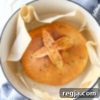 Ψήστε αυτό το εύκολο ψωμί με βότανα στην ολλανδική σας γάστρα για μια τραγανή κόρα!