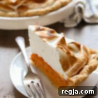κομμάτι γλυκοπατατόπιτας σε ένα πιάτο