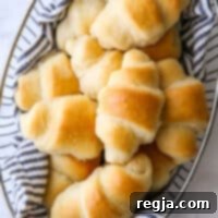 κοντινό πλάνο από εύκολα αφράτα νεραϊδένια ψωμάκια κρουασάν σε καλάθι ψωμιού