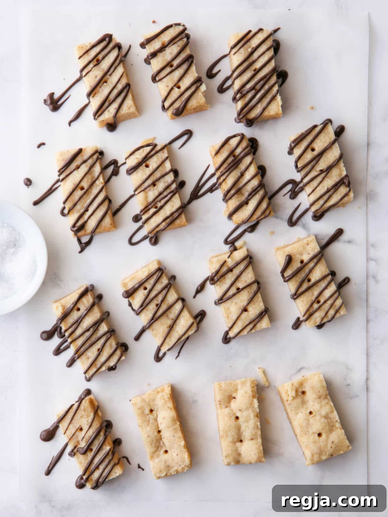 Μπισκότα shortbread με καστανό βούτυρο σε λαδόκολλα με λιωμένη σοκολάτα