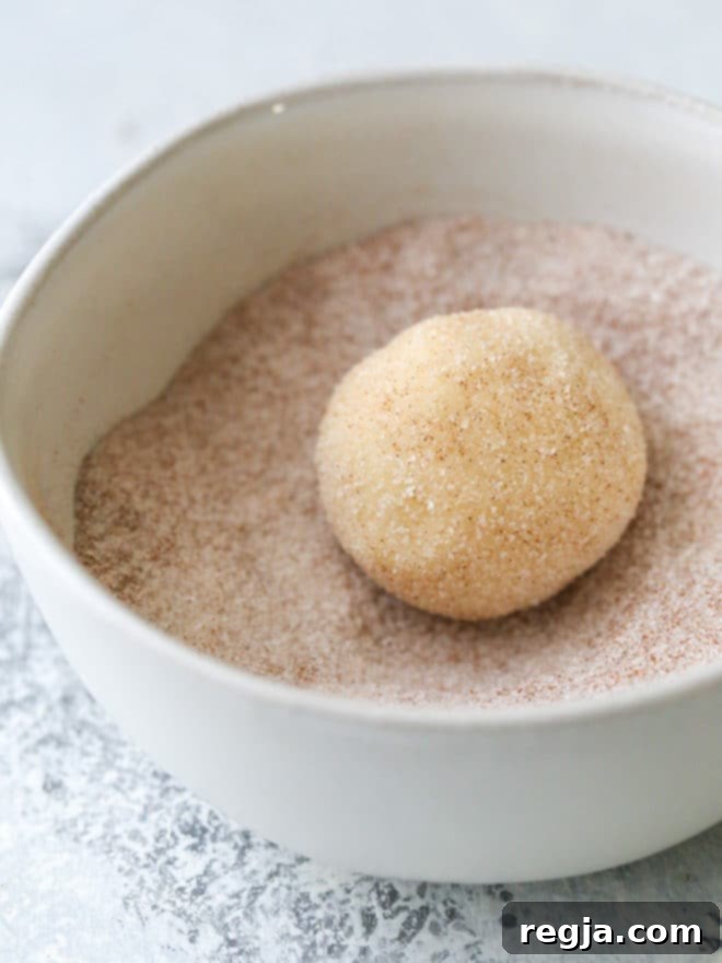 Snickerdoodles που παίρνουν το χαρακτηριστικό τους τύλιγμα σε κανελοζάχαρη