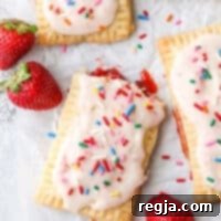 Σπιτικές Γεμιστές Τάρτες Φράουλας 7 κοντινό πλάνο χειροποίητης pop tart φράουλας