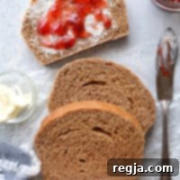 Αυτό το απλό και χορταστικό ψωμί είναι φτιαγμένο με 100% αλεύρι ολικής άλεσης.