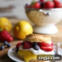 Λεμονάτα μπισκοτένια shortcakes γεμιστά με lemon curd, σαντιγί και φρέσκα μούρα.