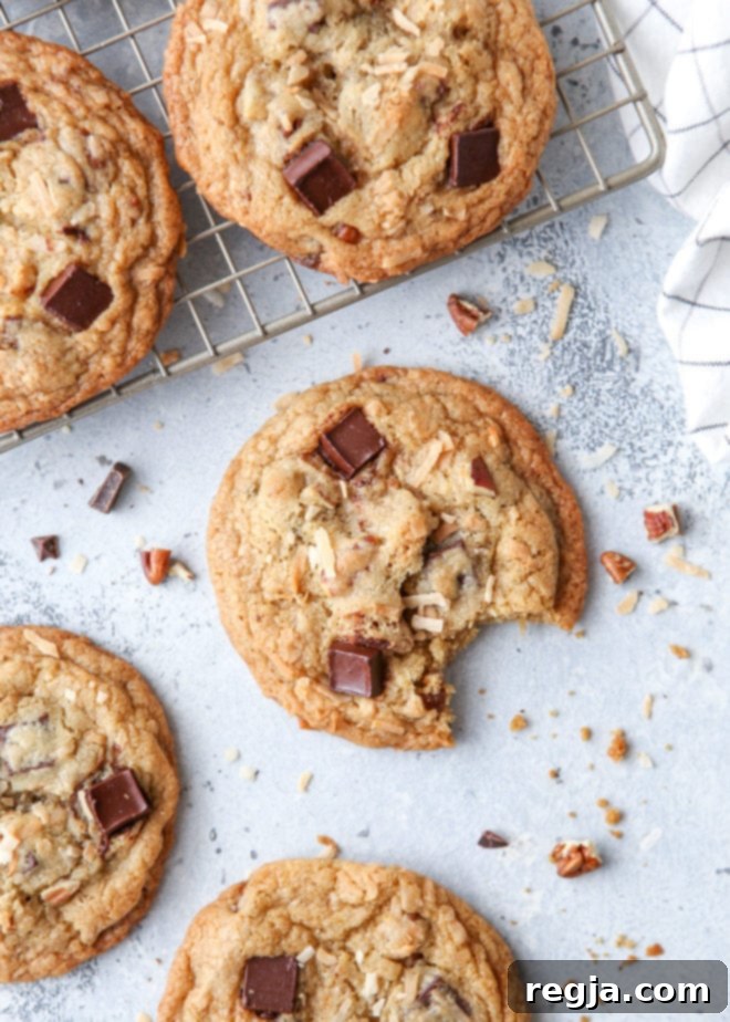 Ακαταμάχητα cookies με ψητή καρύδα, πεκάν και μαύρη σοκολάτα με τραγανές άκρες, μαλακό κέντρο και ακαταμάχητη γεύση.