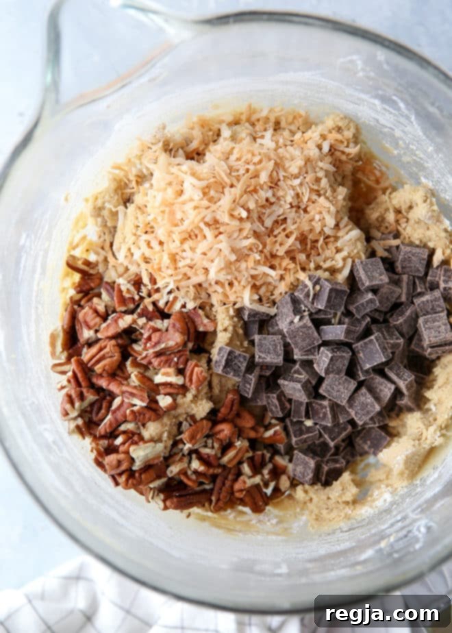 Αυτά τα cookies με ψητή καρύδα, πεκάν και μαύρη σοκολάτα έχουν τραγανές άκρες, μαλακό κέντρο και ακαταμάχητη γεύση.