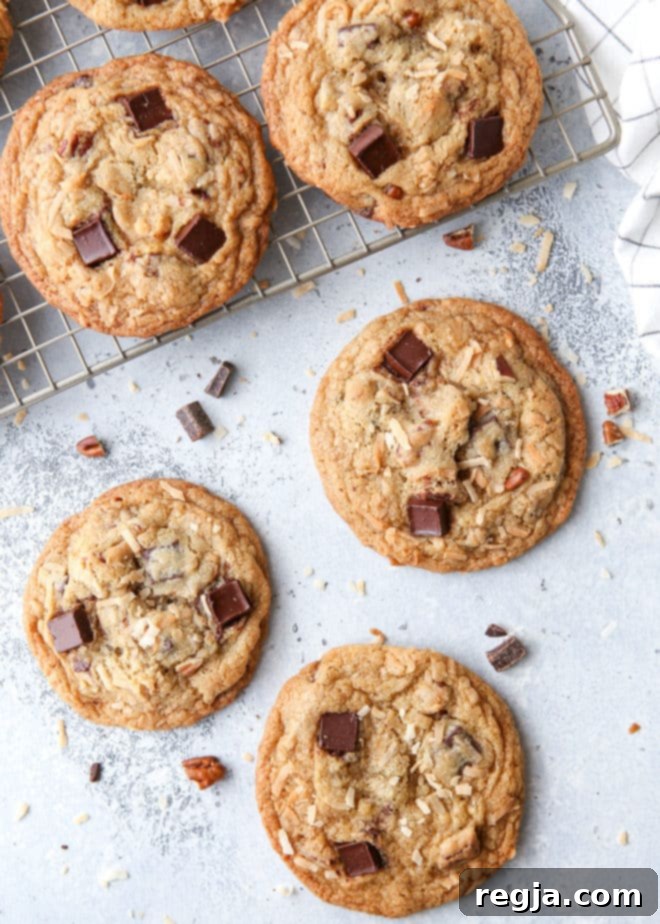 Αυτά τα cookies με ψητή καρύδα, πεκάν και μαύρη σοκολάτα έχουν τραγανές άκρες, μαλακό κέντρο και ακαταμάχητη γεύση.