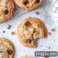 Αυτά τα cookies με ψητή καρύδα, πεκάν και μαύρη σοκολάτα έχουν τραγανές άκρες, μαλακό κέντρο και ακαταμάχητη γεύση.