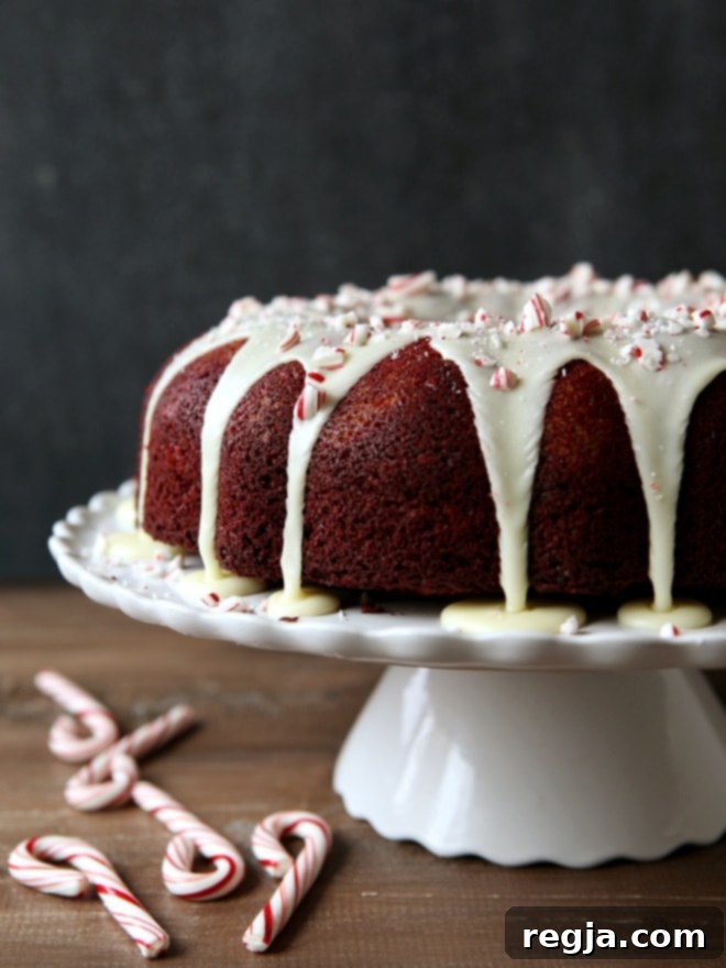 Κέικ Bundt Red Velvet με Γέμιση Cheesecake και Γλάσο Λευκής Σοκολάτας με Μέντα - ιδανικό για τις γιορτές