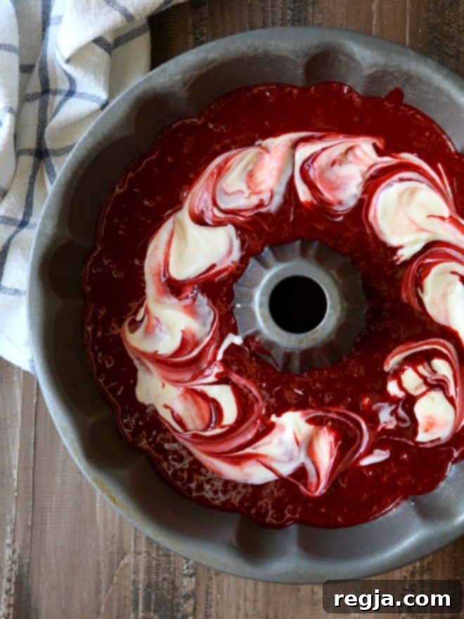 Εντυπωσιακό Κέικ Bundt Red Velvet με γέμιση cheesecake και χριστουγεννιάτικη διακόσμηση