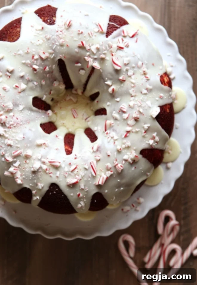 Φέτα από Κέικ Bundt Red Velvet με γέμιση cheesecake και μέντα