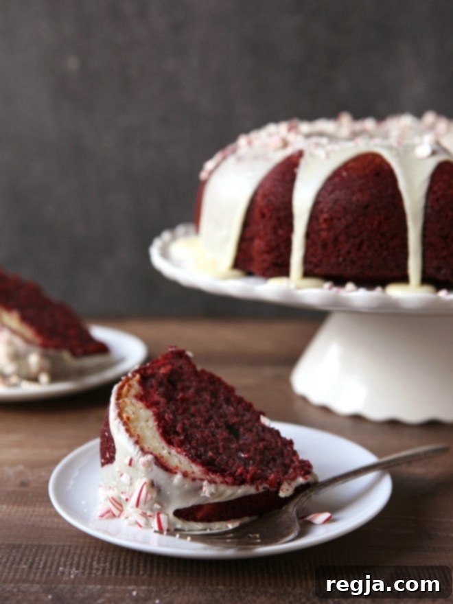 Κέικ Bundt Red Velvet με γέμιση Cheesecake και Γλάσο Λευκής Σοκολάτας με Μέντα