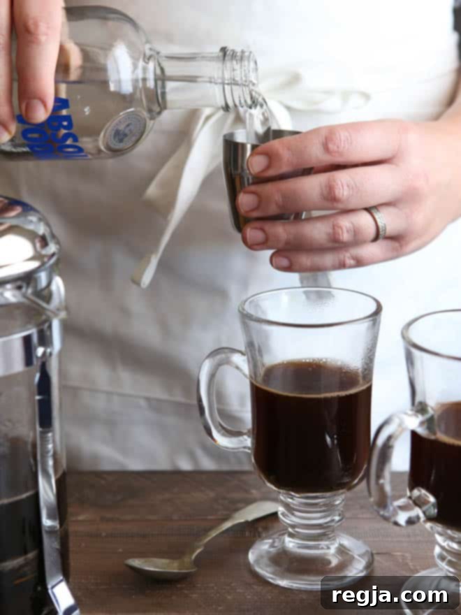 Προσθήκη βότκας σε White Russian Mocha με ζεστό καφέ και σιρόπι σοκολάτας