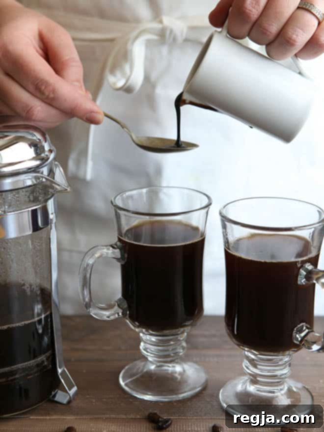 Ολοκληρωμένο ζεστό κοκτέιλ White Russian Mocha με αφρόγαλα και κακάο