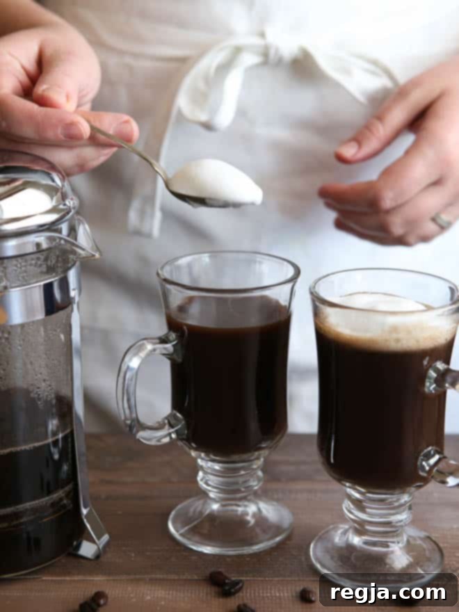 Ζεστό κοκτέιλ White Russian Mocha γαρνιρισμένο με σκόνη κακάο