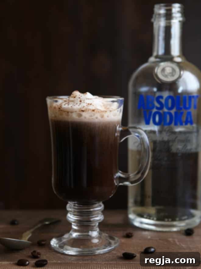Δύο ποτήρια White Russian Mocha, ένα ζεστό και ένα παγωμένο, για κάθε εποχή