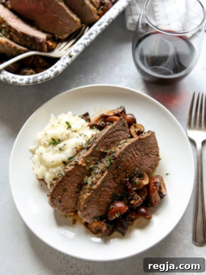Ψητό tri-tip με σκόρδο και βότανα και μανιτάρια σε πιάτο