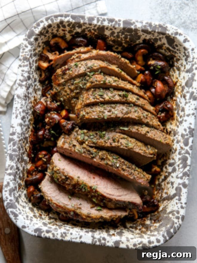 Ψητό tri-tip με σκόρδο και βότανα και μανιτάρια κομμένο σε φέτες σε ταψί
