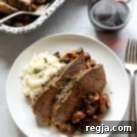 Ψητό tri-tip με σκόρδο και βότανα και μανιτάρια σε πιάτο