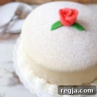 Πριγκιπική Τούρτα 9 Τούρτα Πριγκίπισσας - παντεσπάνι με γέμιση βανίλιας και βατόμουρου καλυμμένο με αμυγδαλόπαστα | completelydelicious.com