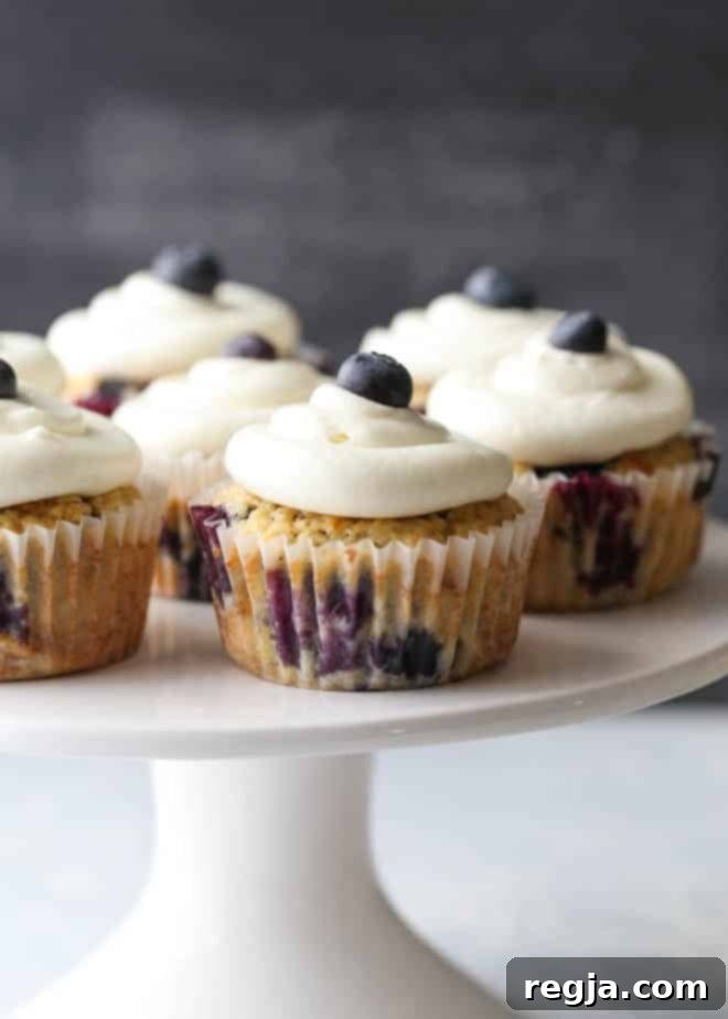 Cupcakes μάφιν βατόμουρου με γλάσο κρέμας τυριού λεμονιού