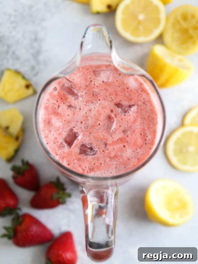 Punch Φράουλας και Ανανά με φέτες λεμονιού | completelydelicious.com