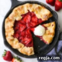 Φέτα πίτας φράουλα σε μαντεμένιο τηγάνι με μια μπάλα παγωτό βανίλια