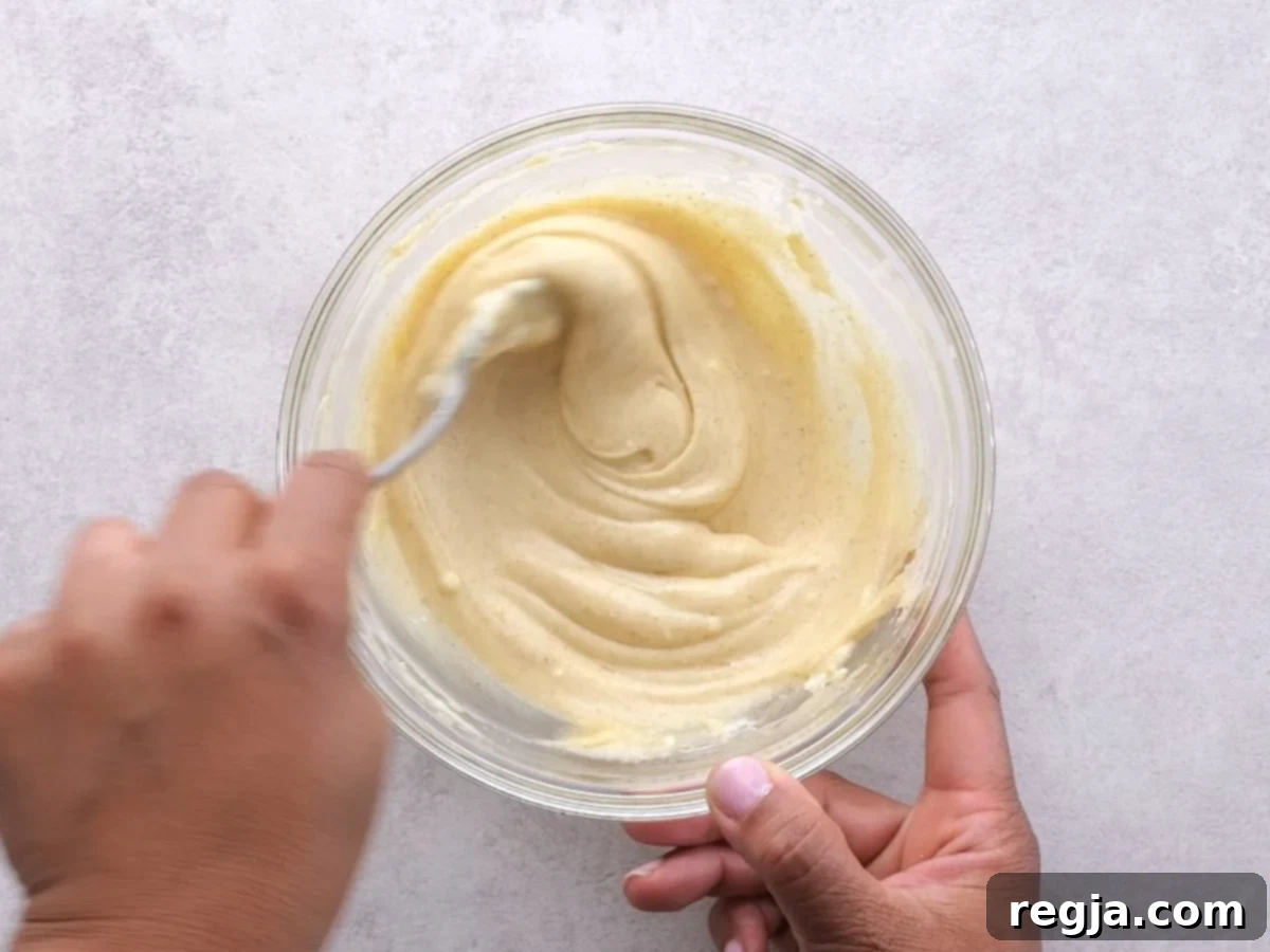 Αναμειγνύοντας τη γέμιση cheesecake