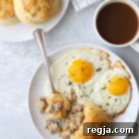 Ψωμάκια Γεμιστά με Σάλτσα Λουκάνικου 8 Αφράτα μπισκότα βουτυρόγαλα γεμιστά με σάλτσα λουκάνικου!
